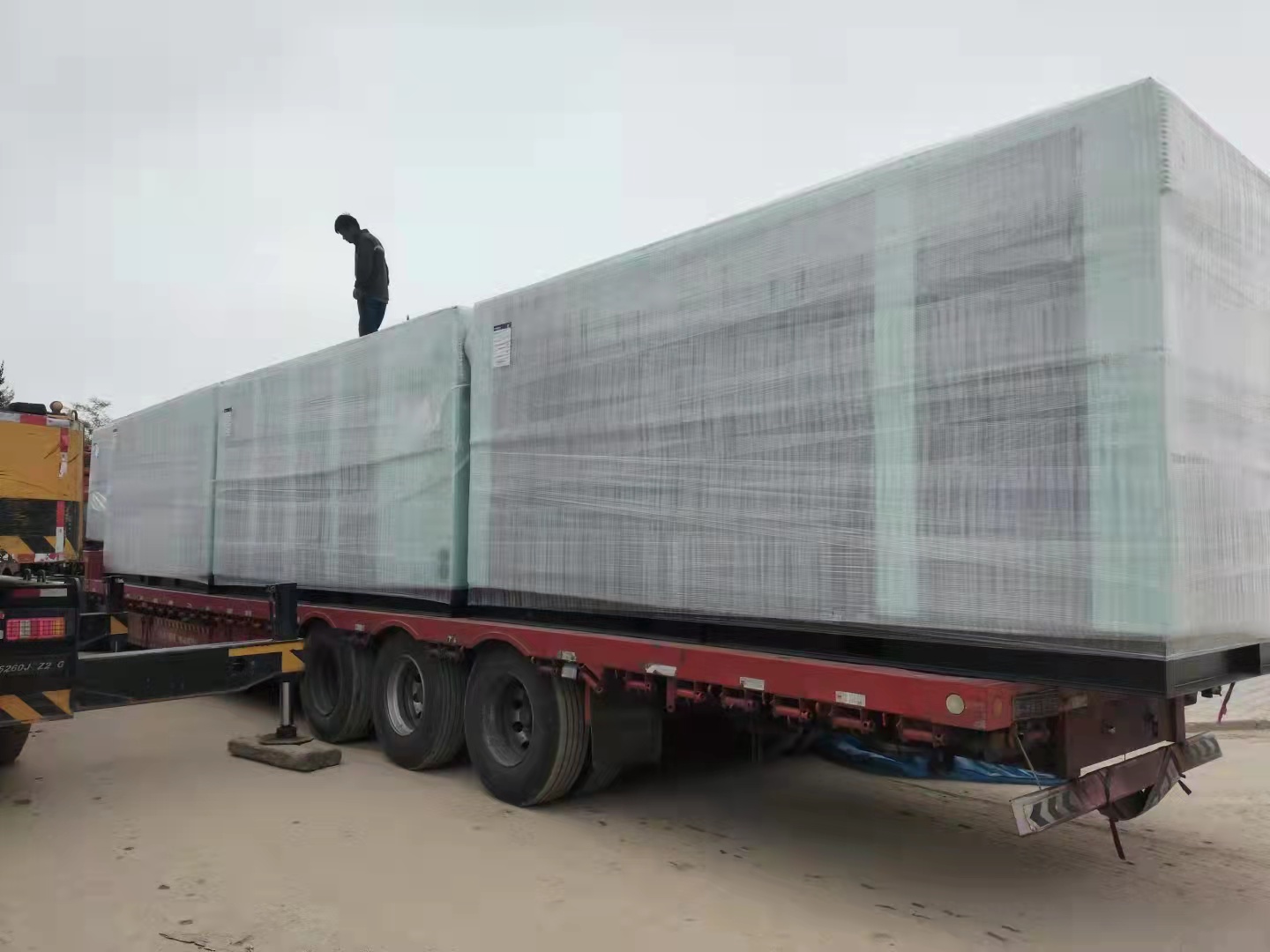 漢鐘節能雙級(jí)永磁空壓機到(dao)達大型生物化(hua)工企業項目現(xian)場