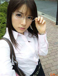 《亚洲AV综合色情区一区-不穿衣服的女人》